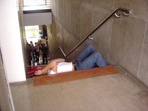 L. González, "Embarque"