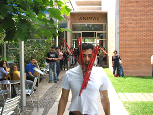 L. González, "Embarque"